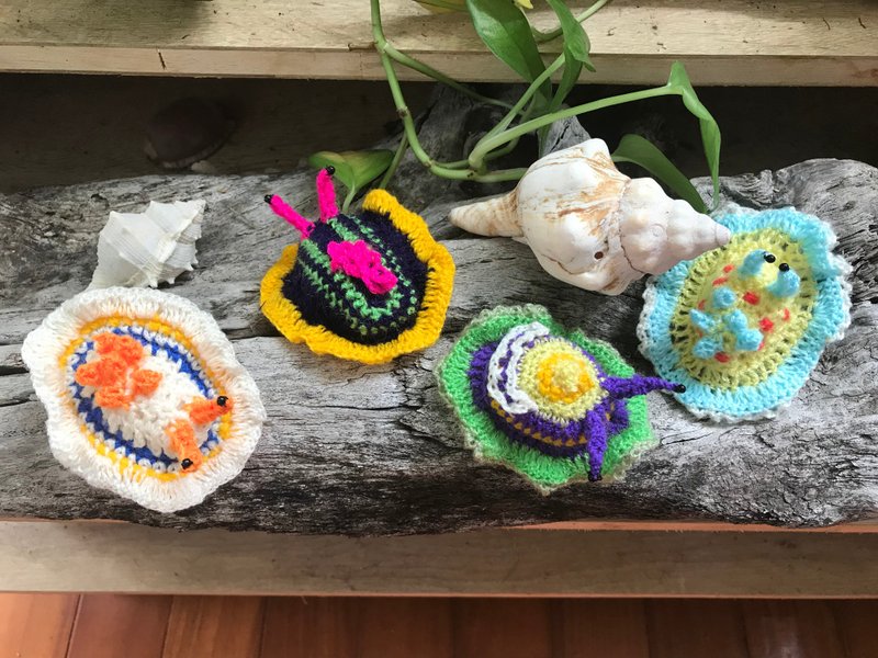 Wednesday手工编织海蛞钥匙圈1个390元多种颜色可挑选 - 钥匙链/钥匙包 - 其他人造纤维 多色