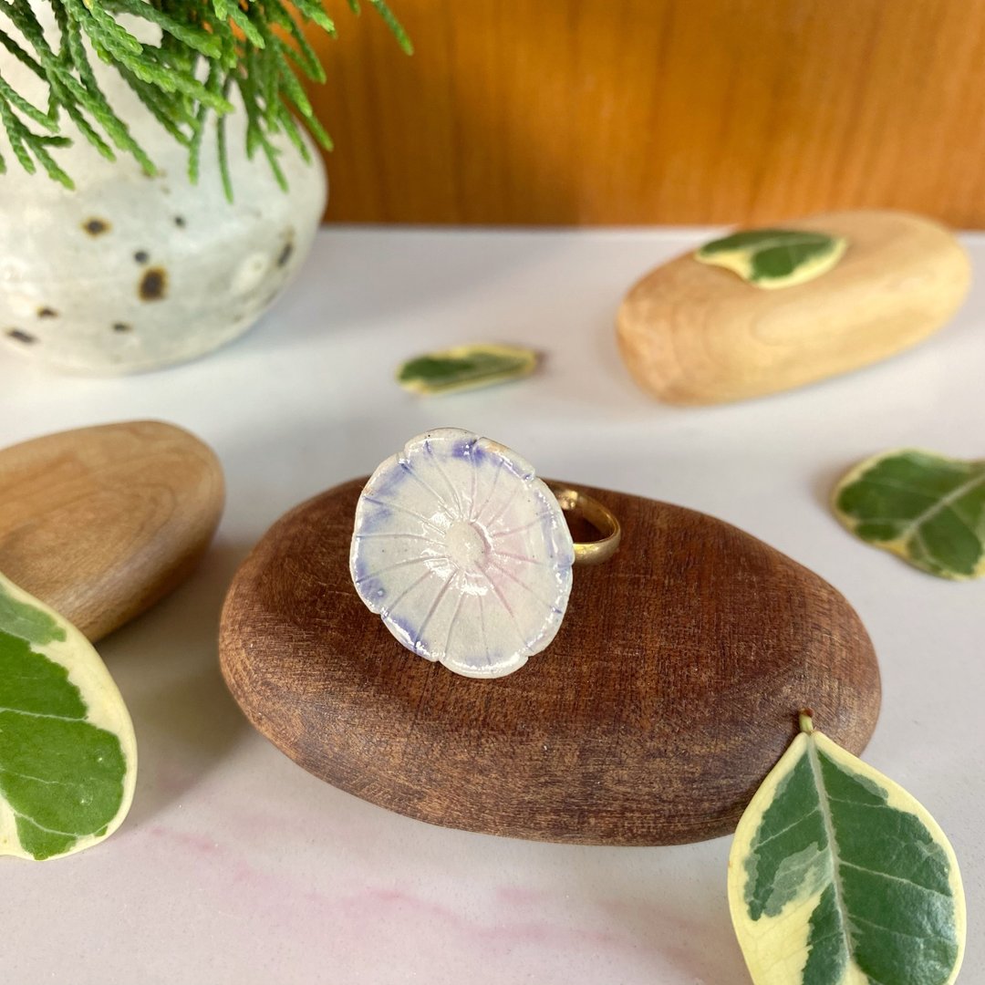 花朵戒指 (no. 24) / ceramic ring / handmade - 戒指 - 陶 白色
