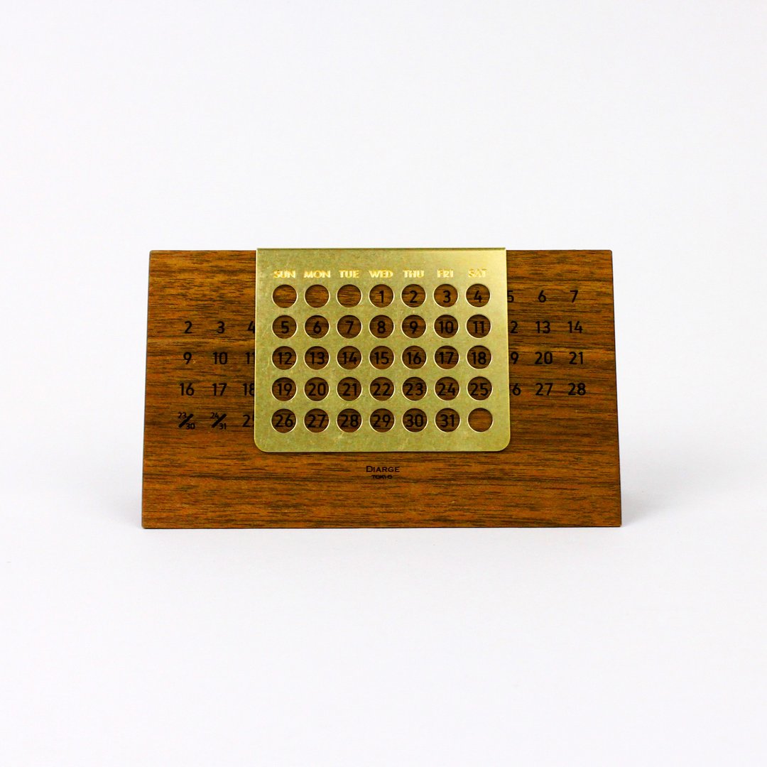 DESKTOP ETERNAL CALENDAR 黄铜 x 胡桃木 桌上万年历 I 金 I - 年历/台历 - 木头 金色