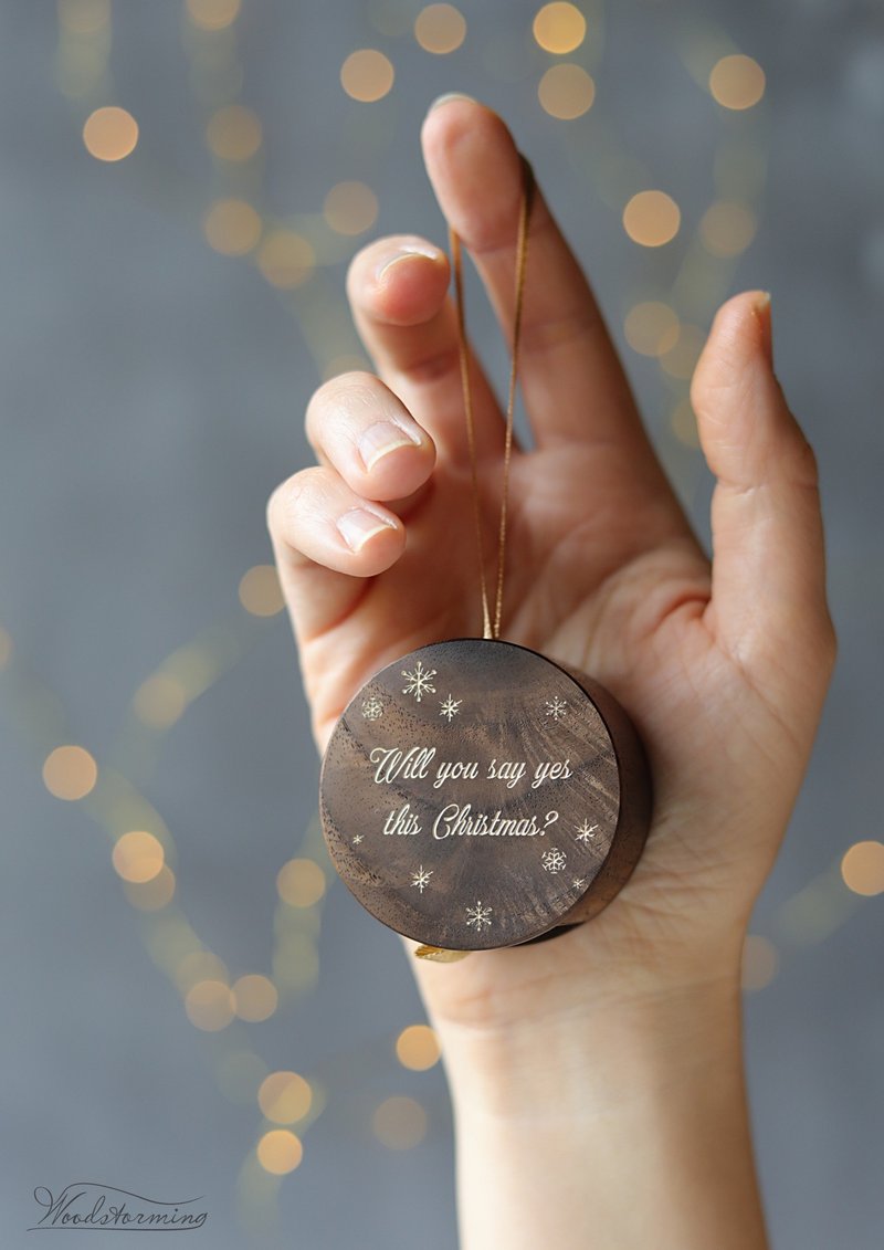 Holiday proposal ring box, hanging round Christmas tree ornament, keepsake box - 收纳用品 - 木头 