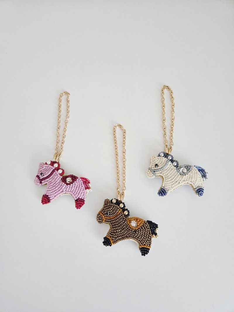 幸运马 - 珠绣挂饰别针双用款 - 吊饰 - 绣线 