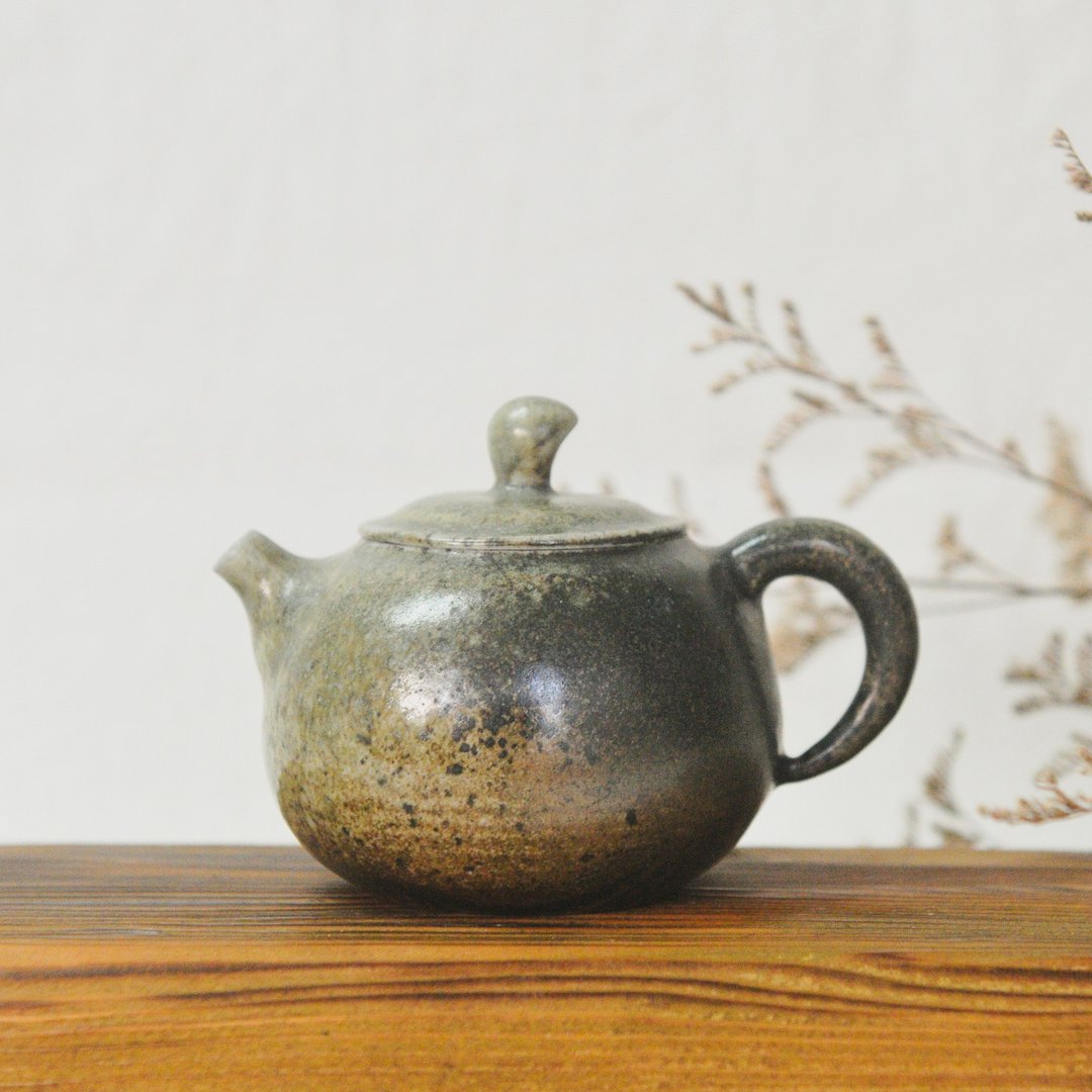 柴烧陶手作。紫黑色的手捏茶壶 - 茶具/茶杯 - 陶 咖啡色