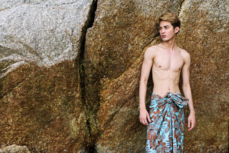 Tropical Sarong in Frangipani Blue Printing - 男士长裤 - 聚酯纤维 蓝色