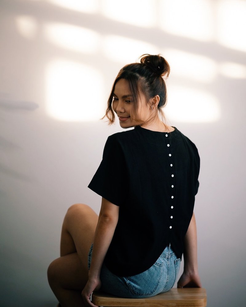 Mokk : Back-buttons Cotton Top in Black - 女装上衣 - 棉．麻 黑色