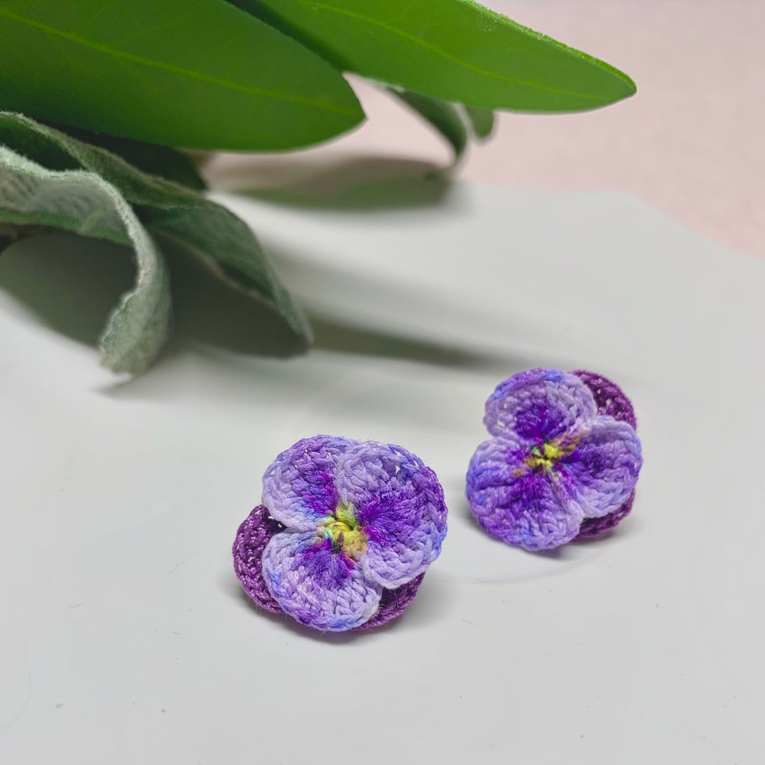 Pansy 紫色 三色堇 钩花编织 Silver925 花饰系 耳环 耳针 共2色 - 耳环/耳夹 - 棉 紫色