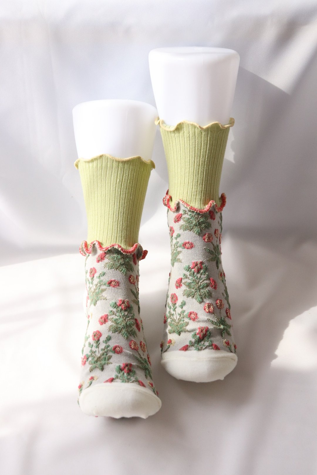 绿色 × 红色 彩色荷叶边袜子 抢眼袜款 个性袜 22.5〜25cm 女袜 socks - 袜子 - 其他材质 绿色