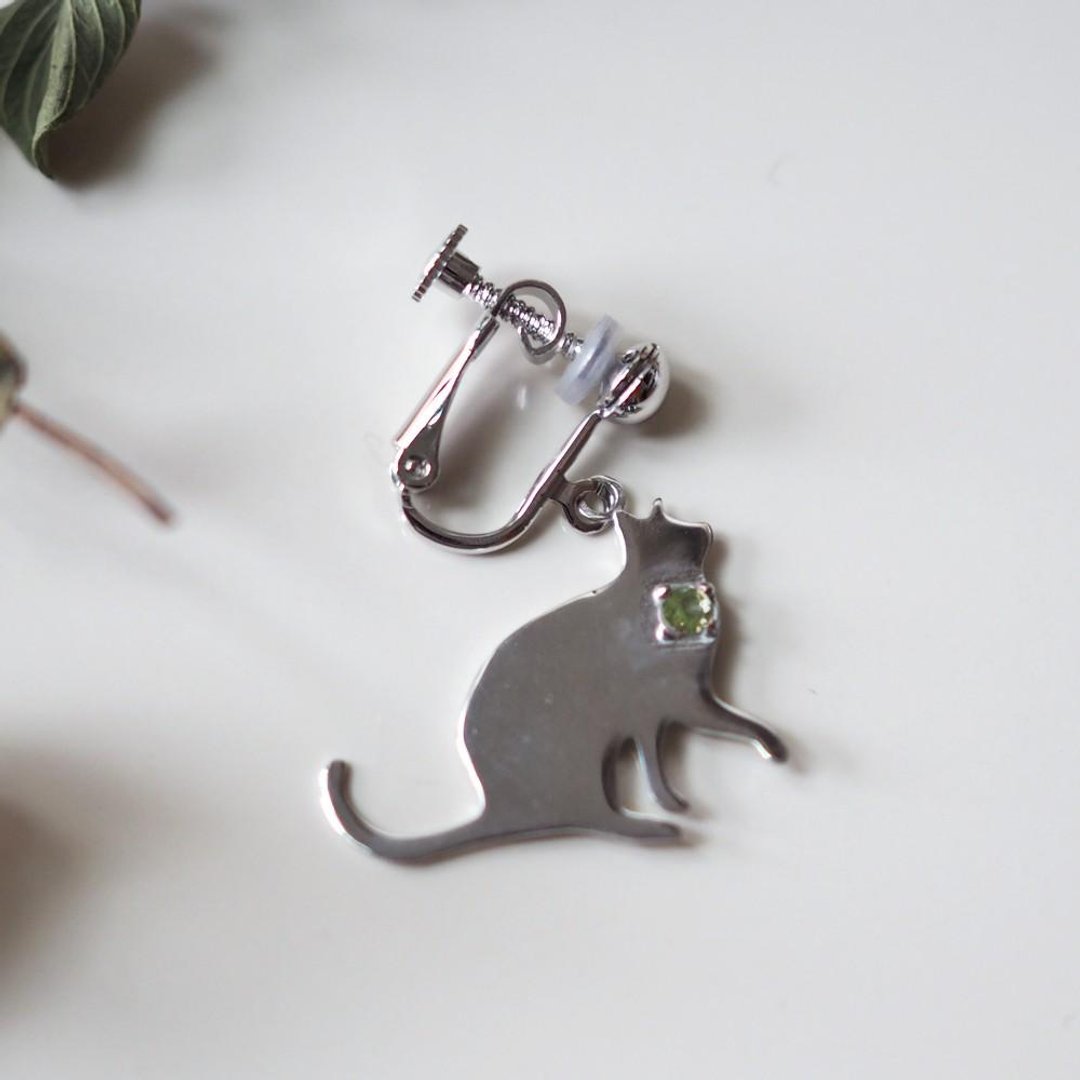One Ear Cat Silhouette Clip-On Begging Cat Blue Moonstone, Blue Topaz, Amethyst, Peridot - 耳环/耳夹 - 宝石 