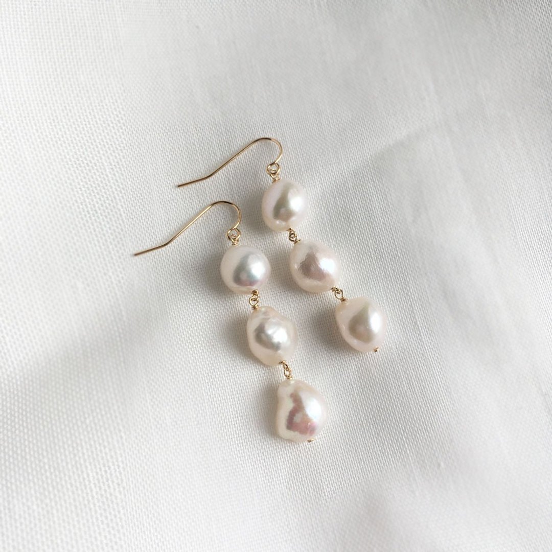 K14gf Baroque white pearl earrings - 耳环/耳夹 - 珍珠 灰色