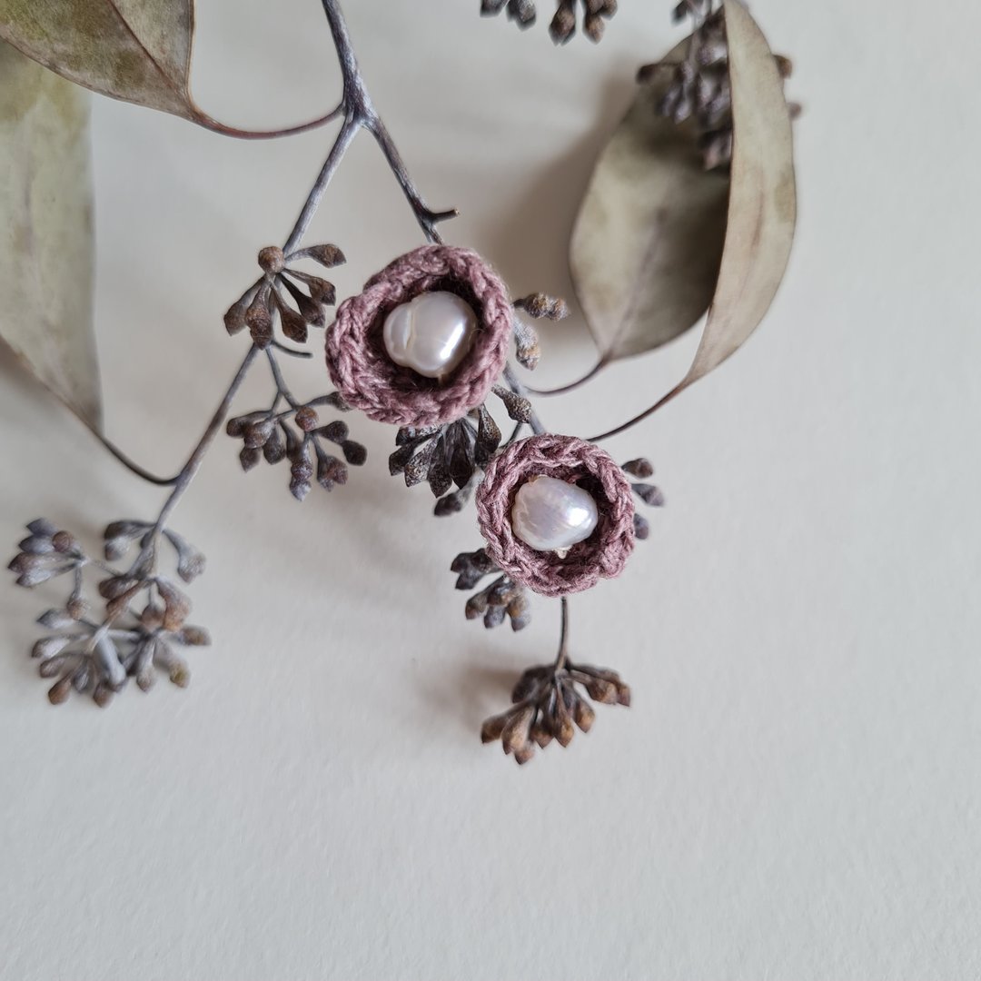 Nest earrings with pearl - 耳环/耳夹 - 棉．麻 粉红色