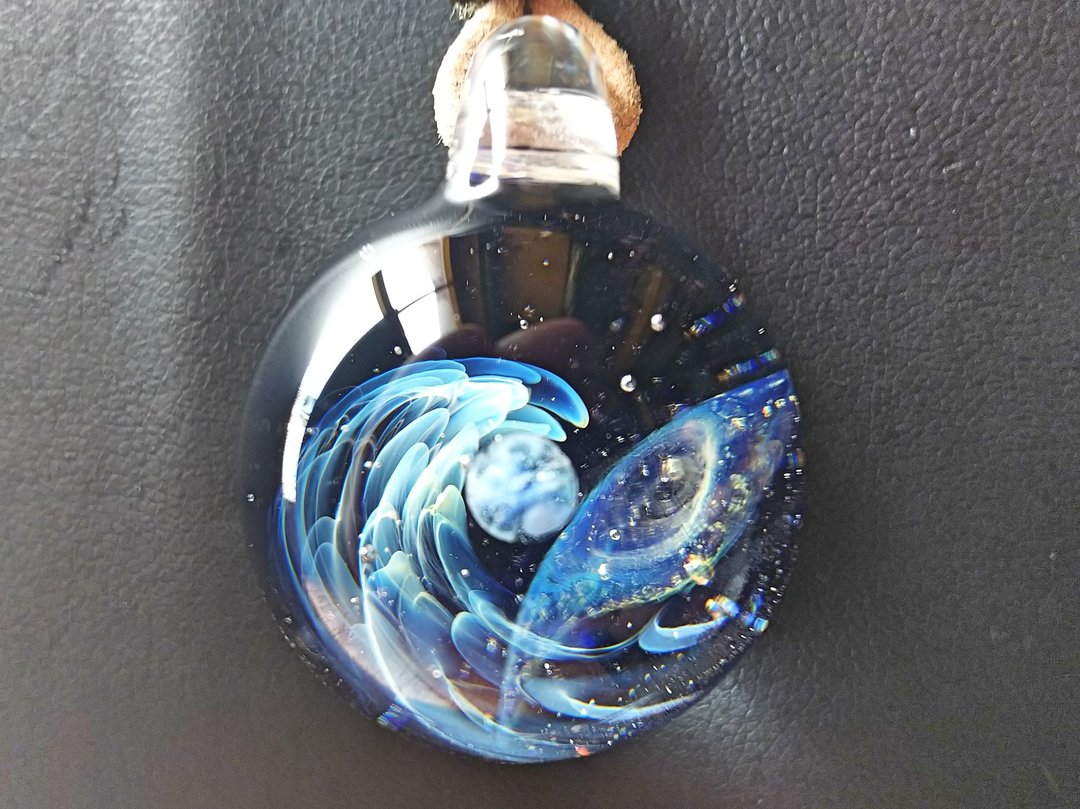 Omigura空间玻璃地球项链星海洋星海洋吊坠上面 - 项链 - 玻璃 蓝色
