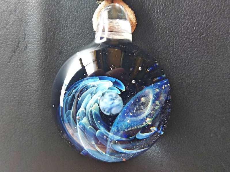 Omigura空间玻璃地球项链星海洋星海洋吊坠上面 - 项链 - 玻璃 蓝色