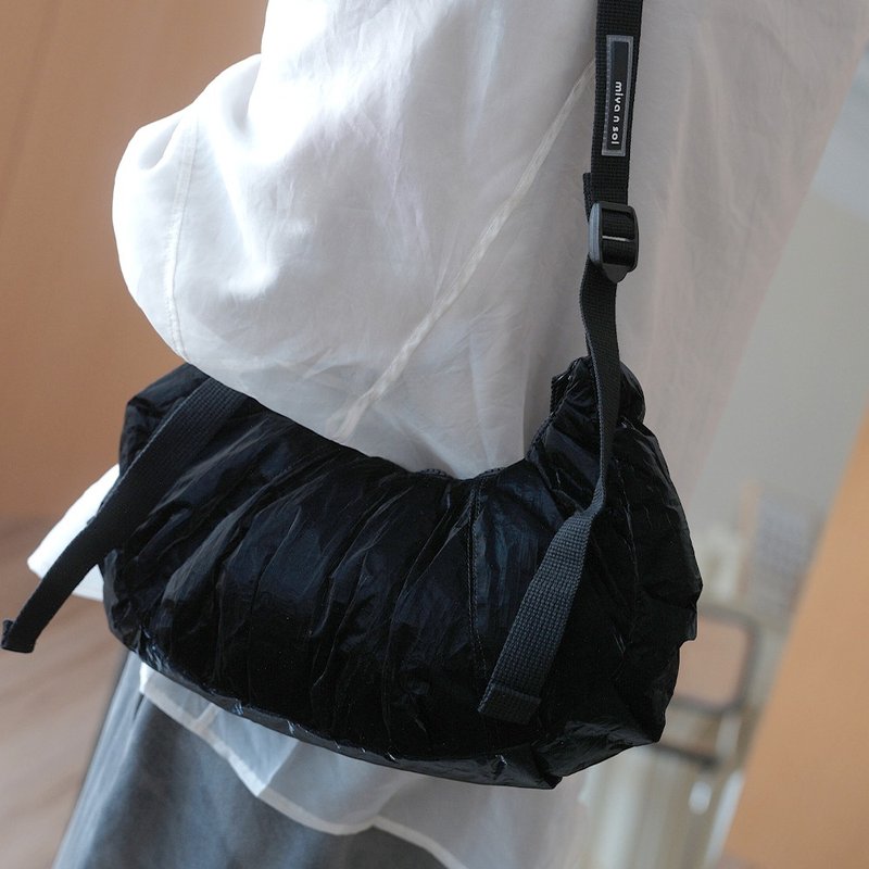 【微瑕特惠】Miyansol韩国皱皱水饺包-C.神秘黑 - 侧背包/斜挎包 - 纸 黑色