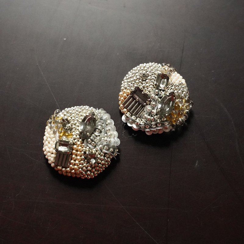 ビーズ刺繍のおおぶりイヤリング・ピアス 金具が選べます 1 - 耳环/耳夹 - 棉．麻 银色
