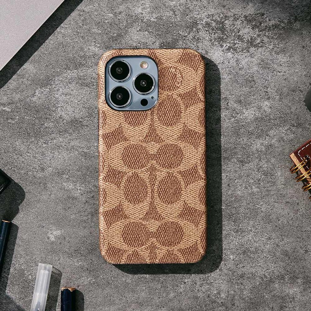 (赠挂绳)【COACH】iPhone 13 系列 精品手机壳 卡其色经典大C - 手机壳/手机套 - 塑料 咖啡色