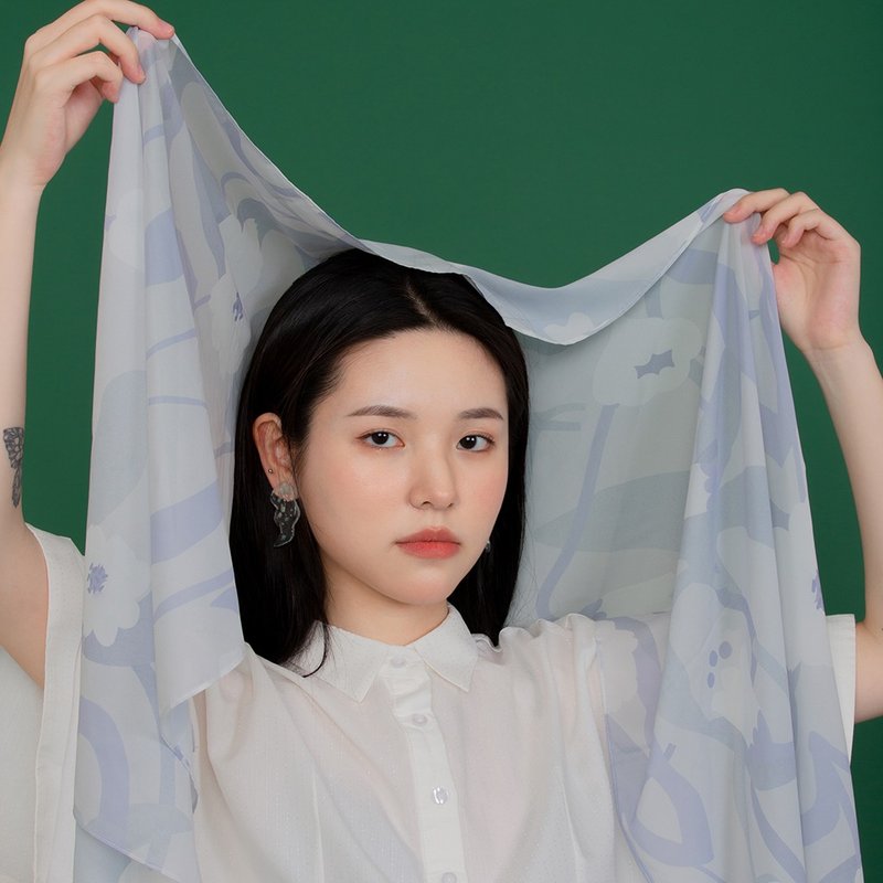 【绝版品五折】限量藤蔓印花丝质方巾 蓝色 - 丝巾 - 聚酯纤维 灰色