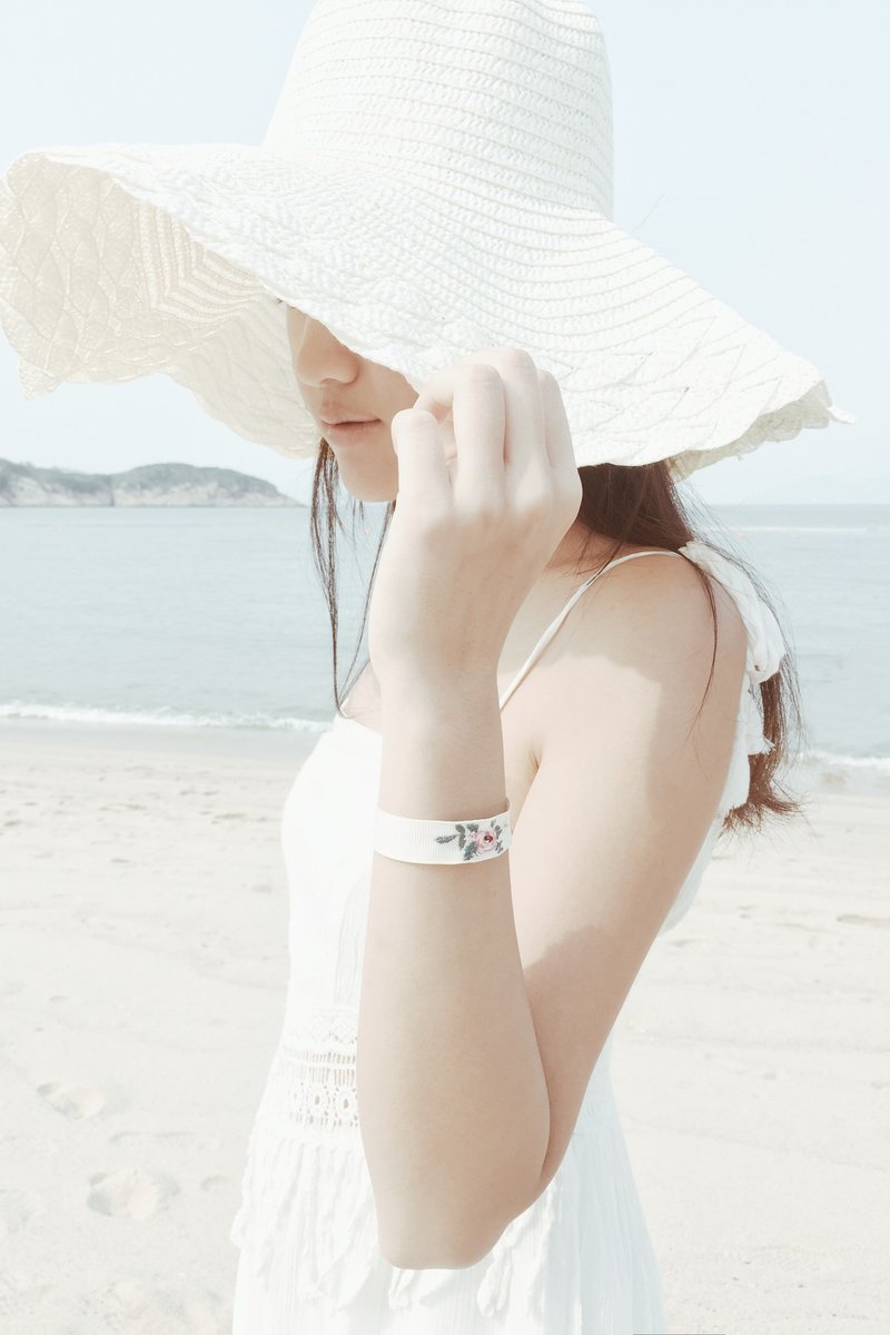 Pamycarie春夏全手工刺绣花朵手带可个人化订制 - 手链/手环 - 绣线 多色