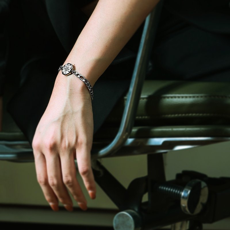 客制刻字::DISSOLVE芒星镶钻手链 含伸缩链男女同款 - 手链/手环 - 不锈钢 银色