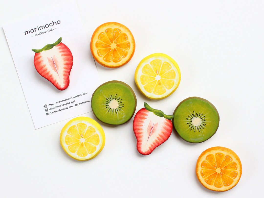 Wooden brooch of cut fruit - 胸针 - 木头 红色