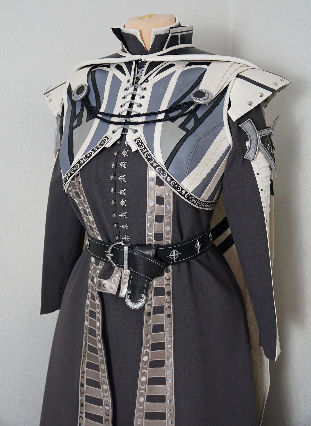 伊索贝尔．索恩服装 - 《柏德之门 3》奇幻角色扮演礼服 - 晚装/礼服 - 聚酯纤维 灰色