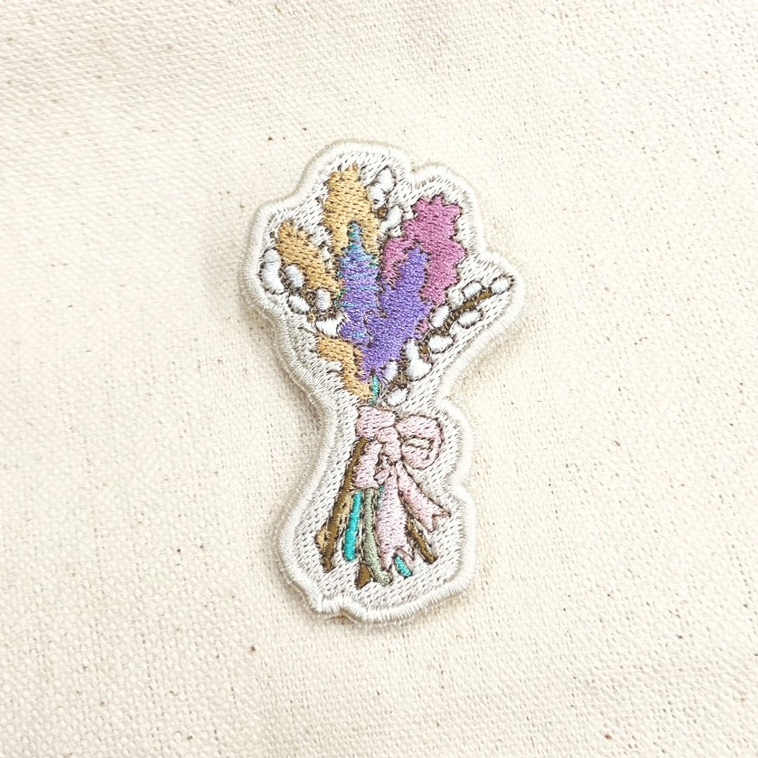 【饰品】花语 | 刺绣胸针_台湾设计师原创插画饰品可选色 - 胸针 - 纸 多色