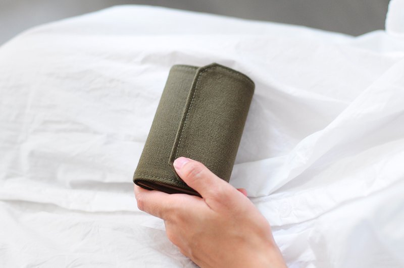 军绿帆布包 可水洗纸 零钱包 卡片夹 Vegan 环保材质 轻量40g - 皮夹/钱包 - 棉．麻 绿色