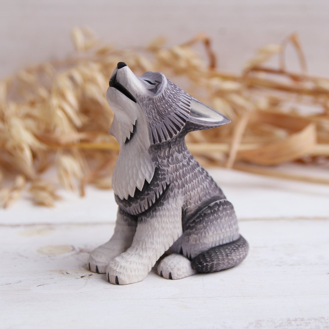 Wooden Howling Wolf figurine Wood carving Wolf sculpture Wood art Linden Bark - 摆饰 - 木头 灰色