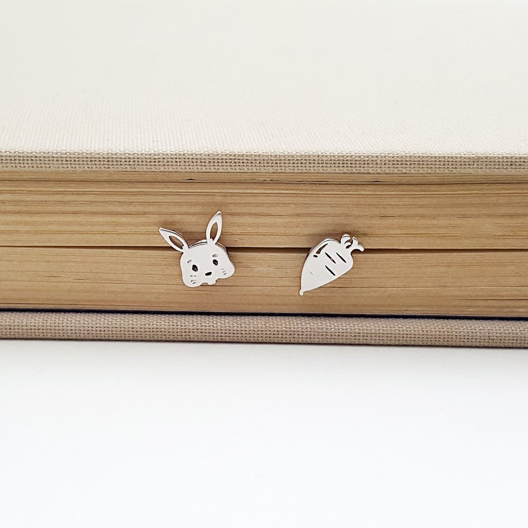 Rabbit and Carrot post earring in silver l minimalist animal jewelry - 耳环/耳夹 - 其他金属 银色