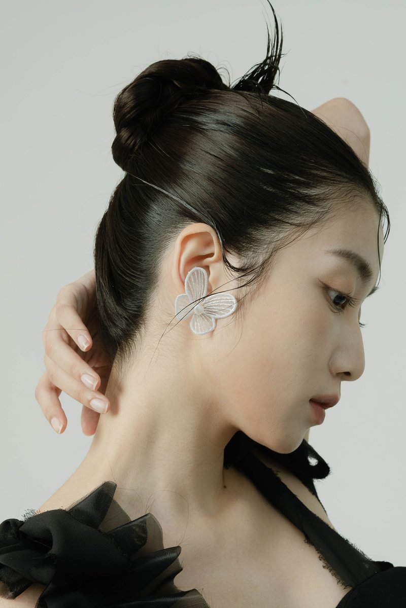 刺绣蝴蝶珍珠耳环 - 耳环/耳夹 - 其他材质 白色