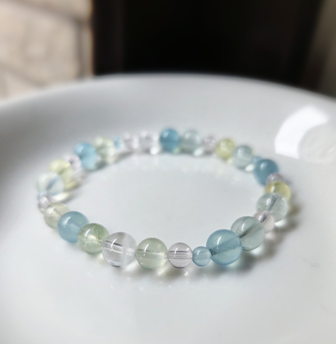 Sharlie/粉晶 海蓝宝 葡萄石/温柔疗愈 提升沟通力 水晶手链 - 手链/手环 - 宝石 蓝色
