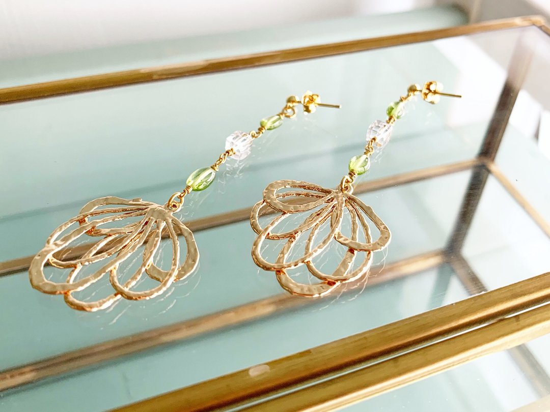 Glittering peridot and crystals / earrings / Clip-On[April and August birthstones] - 耳环/耳夹 - 半宝石 绿色