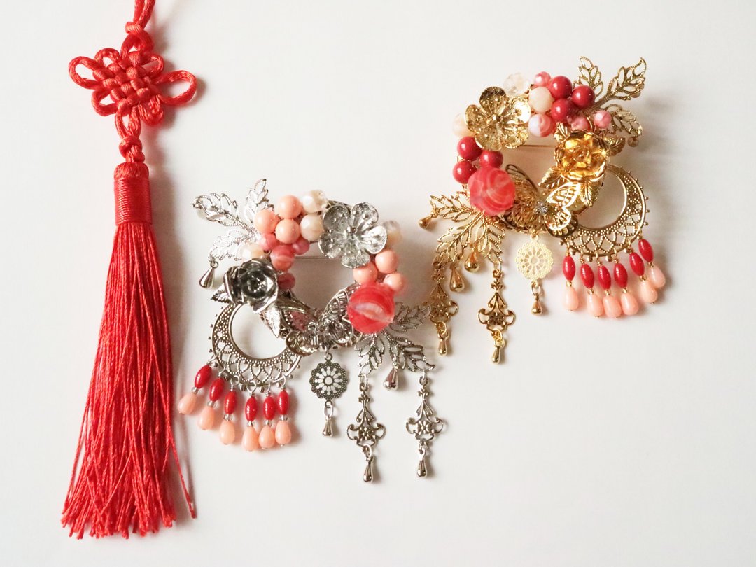 Koto no Nijo Chinese Hairpin Brooch Romance of the Three Kingdoms Engi Red Wall Red Cliff Da Qiao Xiao Qiao Son Ce Zhou Yu Mishuro Coral Coral Czech Beads Czech Glass Link Corde - 胸针 - 半宝石 红色
