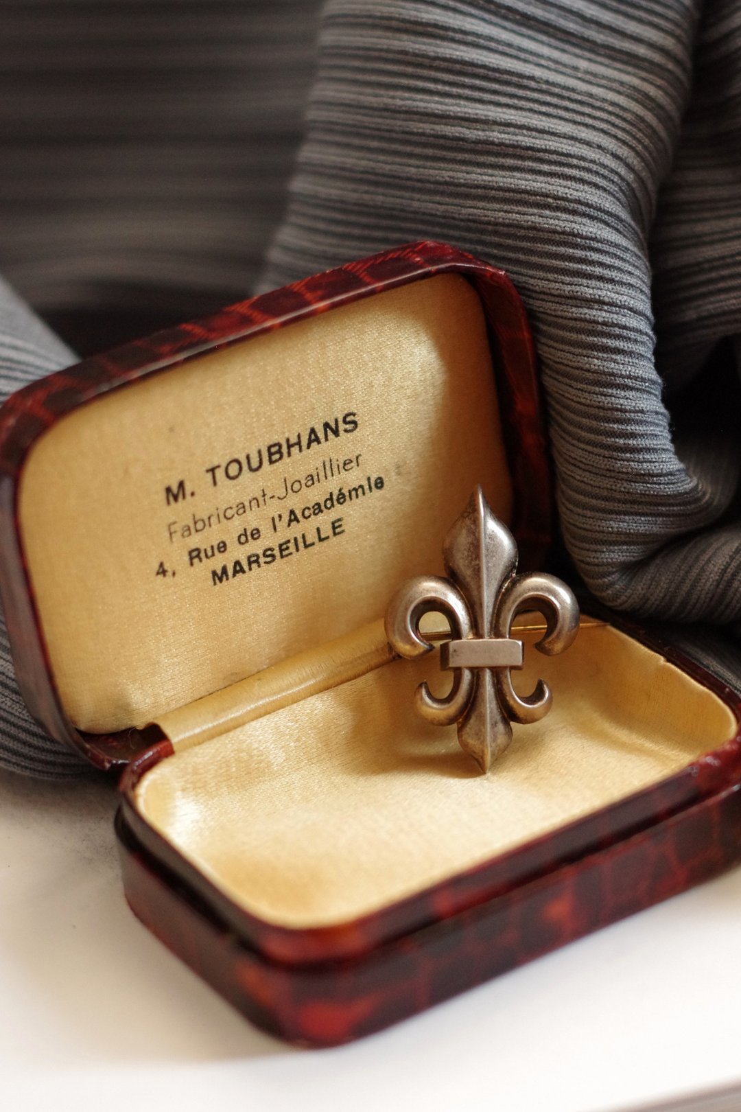 Vintage 法国国花 fleur-de-lis、fleur-de-lys 鸢尾花 别针 B279 - 胸针 - 其他金属 金色