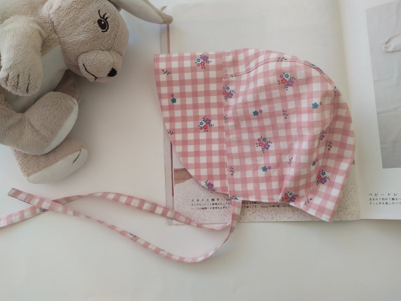 【5日内出货】粉格小花 立体剪裁 绑带婴儿遮阳帽  弥月礼物 - 满月礼盒 - 棉．麻 多色