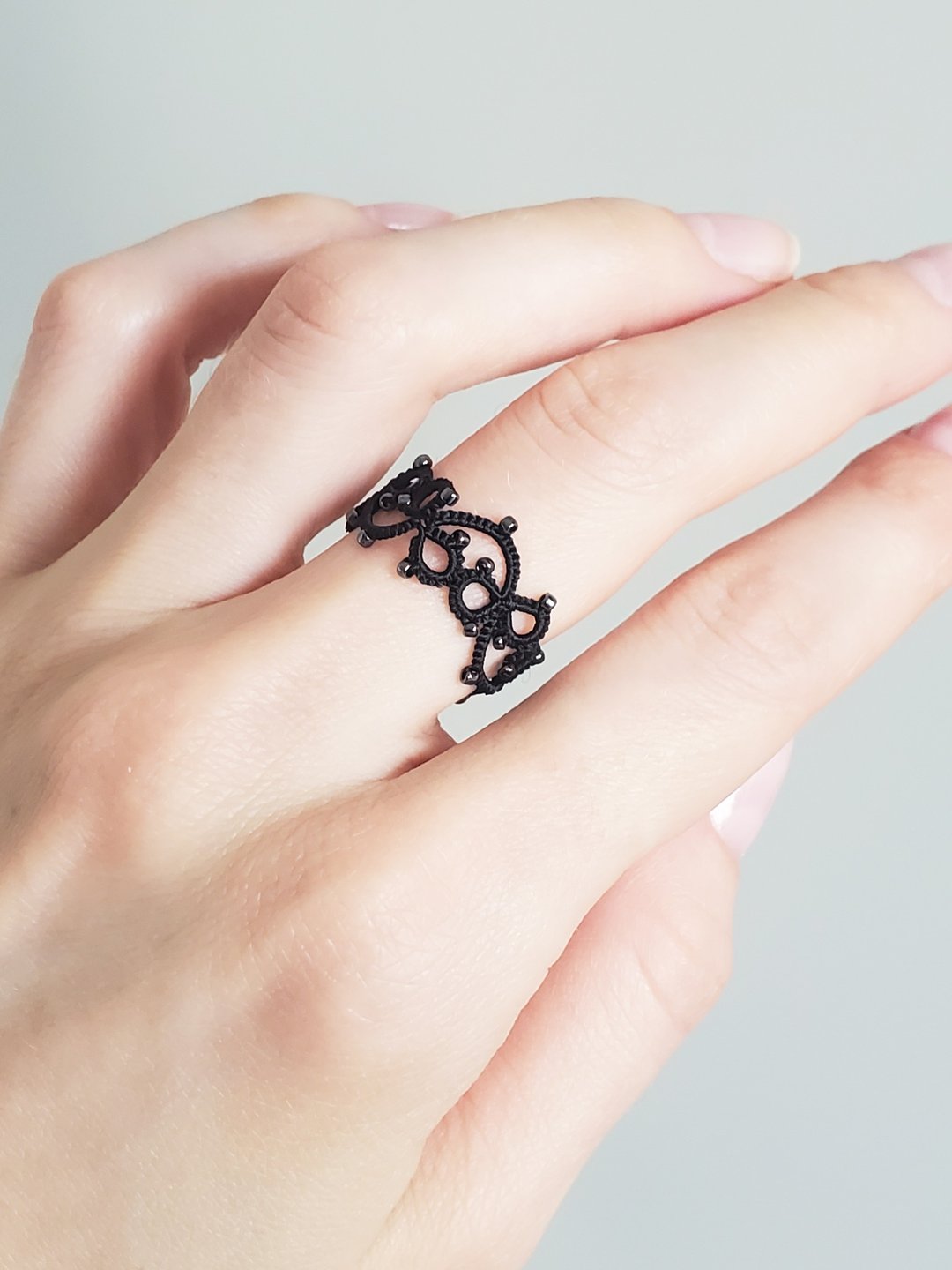 Black lace ring| Hand woven filigree tatting ring for woman| Delicate thin ring - 戒指 - 绣线 黑色
