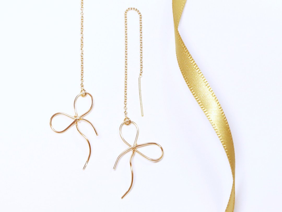 14kgf-bend asymmetry ribbon pierced earrings - 耳环/耳夹 - 其他金属 金色