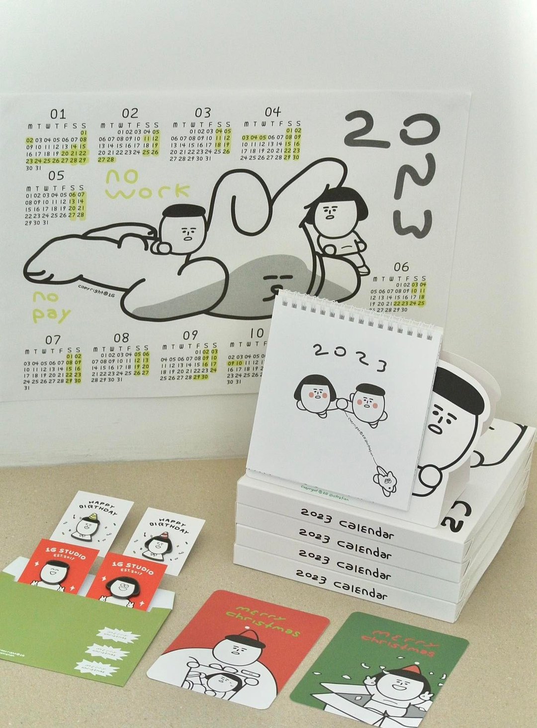 \ 500超值福袋/ 2023桌历+年历海报+金属徽章+圣诞卡信封贴纸 - 年历/台历 - 纸 