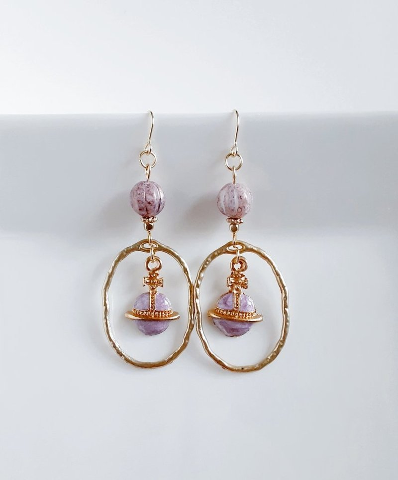 揺れる土星坠饰与椭圆坠饰、捷克珠组合的稍大尺寸耳饰，复古紫色，捷克珠，生日礼物，可更换为抗过敏耳针或耳夹 - 耳环/耳夹 - 玻璃 紫色