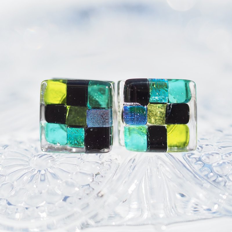 Japanese-style glass (Haikara [Large] [Green]) Titanium pierced earrings / Clip-On[You can choose metal fittings] [Made-to-order] - 耳环/耳夹 - 玻璃 绿色