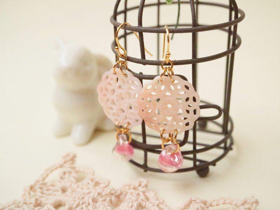 Pink shell lace and American lampwork beads Round magatama earrings Pink shell cute adult shell shell dragonfly ball dragonfly ball swaying elegant borosilicate glass - 耳环/耳夹 - 贝壳 粉红色