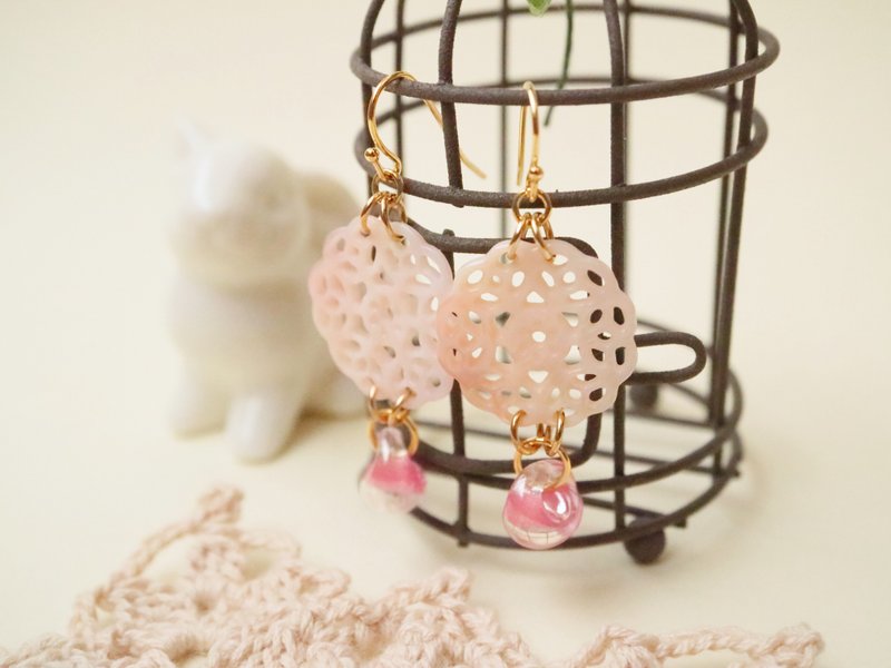 Pink shell lace and American lampwork beads Round magatama earrings Pink shell cute adult shell shell dragonfly ball dragonfly ball swaying elegant borosilicate glass - 耳环/耳夹 - 贝壳 粉红色
