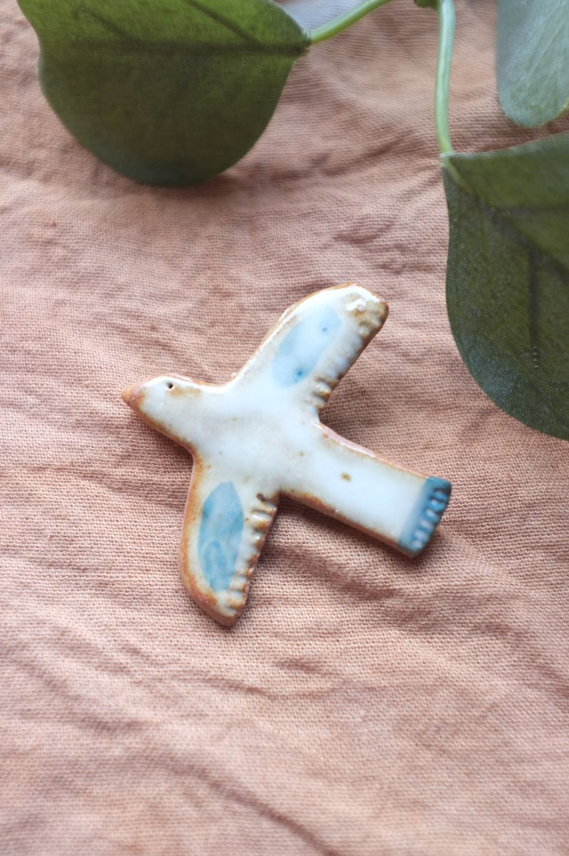 seagull 5 / ceramic brooch / handmade - 胸针 - 陶 白色