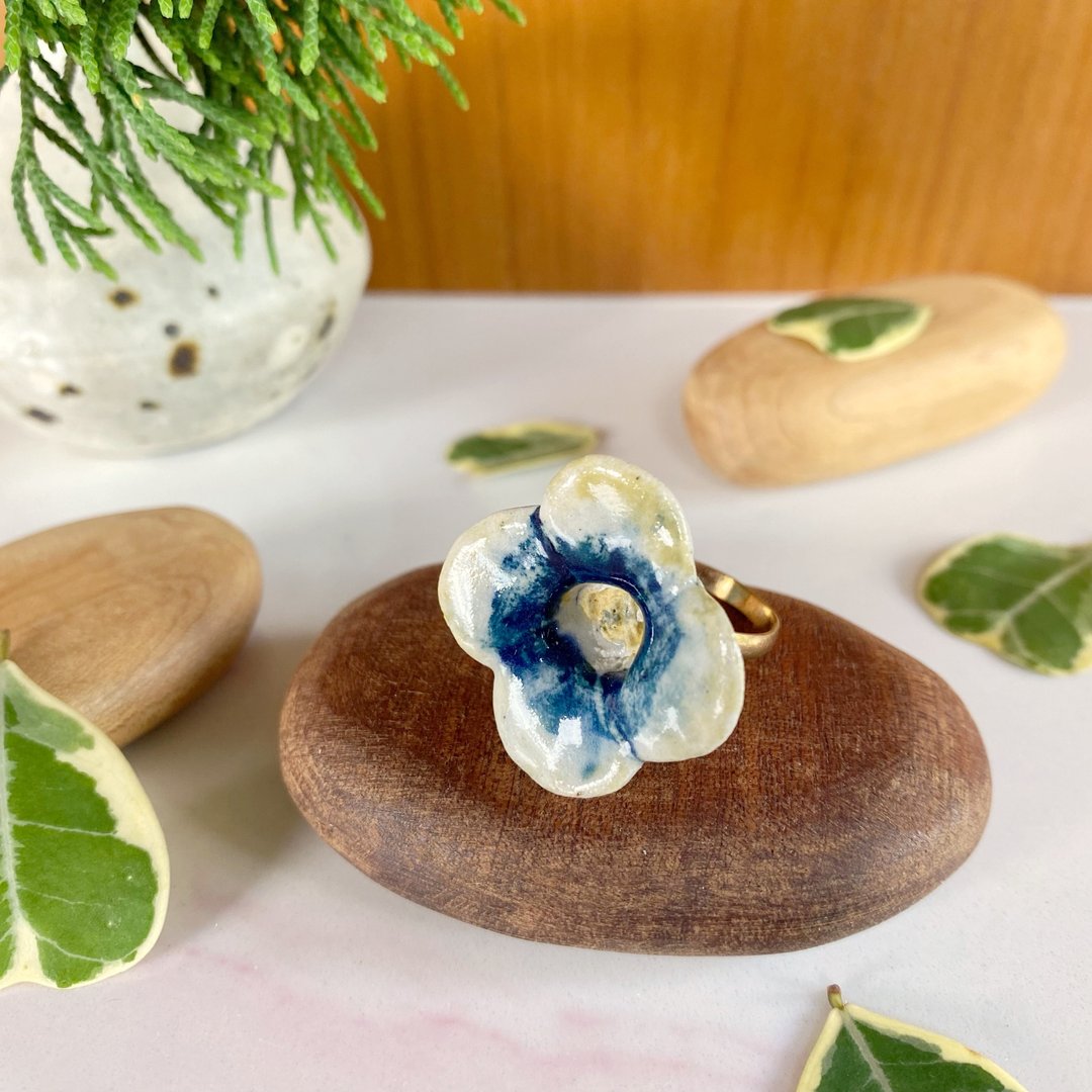 花朵戒指 (no. 40) / 陶瓷戒指 / 手工制作 - 戒指 - 陶 白色