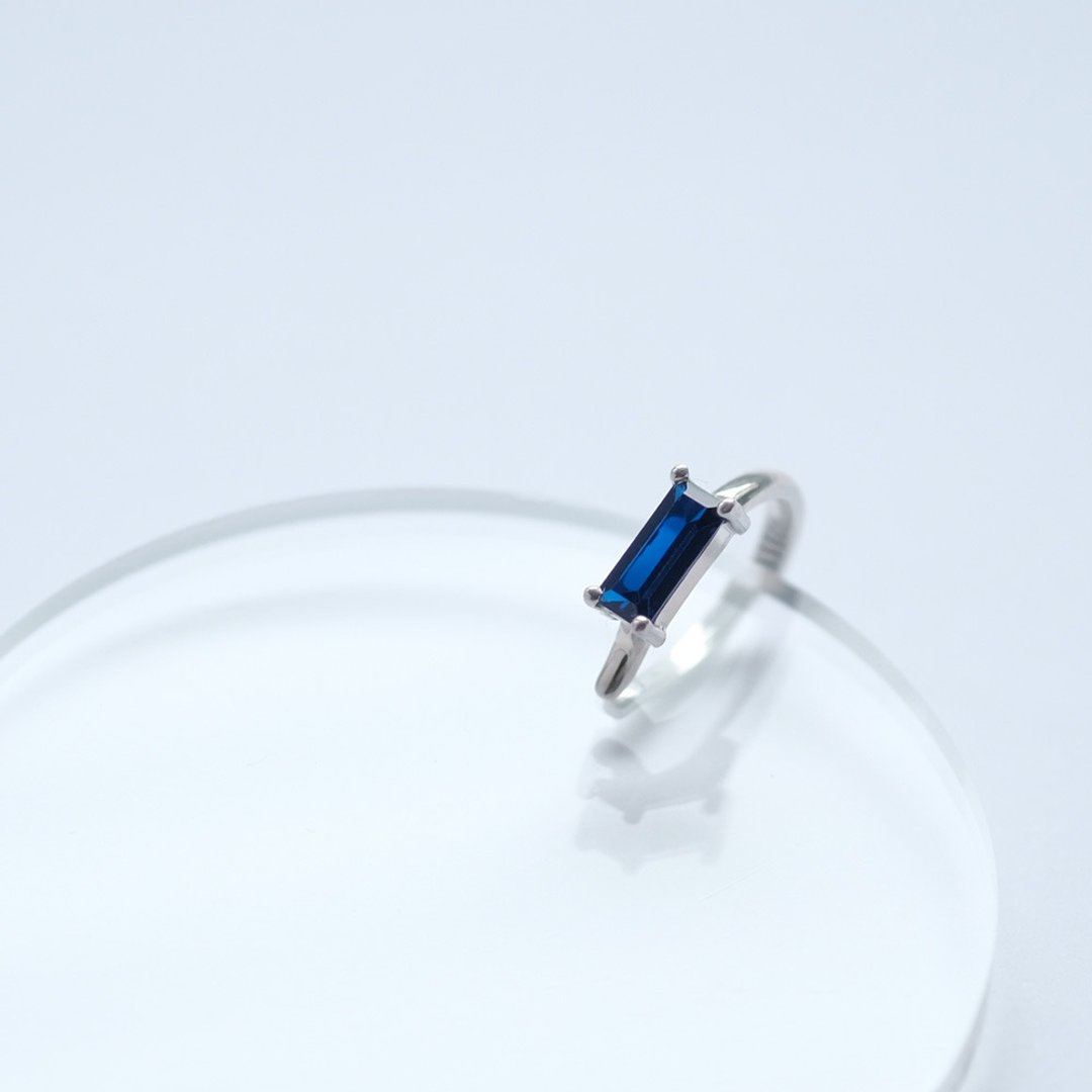 Mini Sapphire Square Ear Cuff Silver 925 - 耳环/耳夹 - 其他金属 蓝色