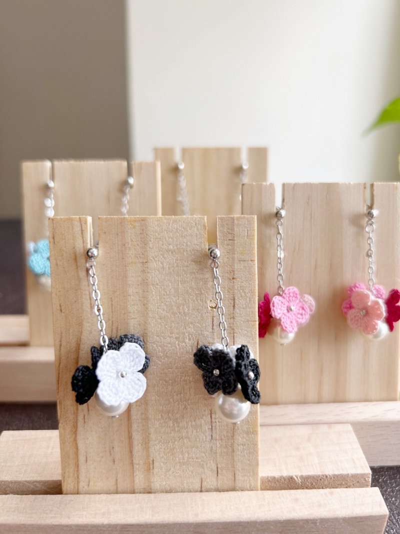 手工灰黑花串耳环 - 耳环/耳夹 - 棉．麻 黑色