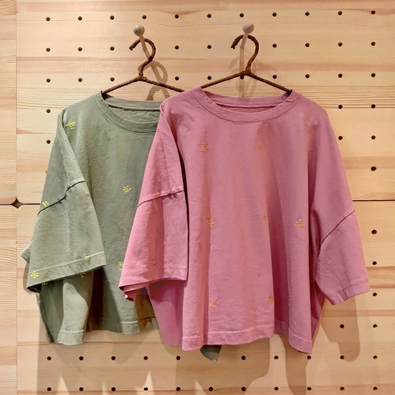 小牛村 设计款 女 短袖T恤 短版上衣 刺绣 / 满天星 - 女装 T 恤 - 棉．麻 粉红色