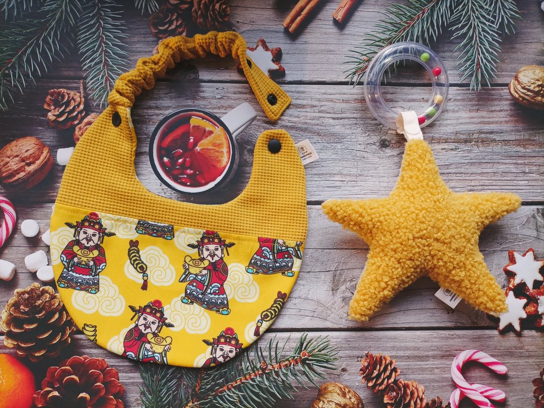 津Handmade 新年礼盒2件组/财神爷/围兜兜/无敌星星安抚手摇铃 - 满月礼盒 - 棉 