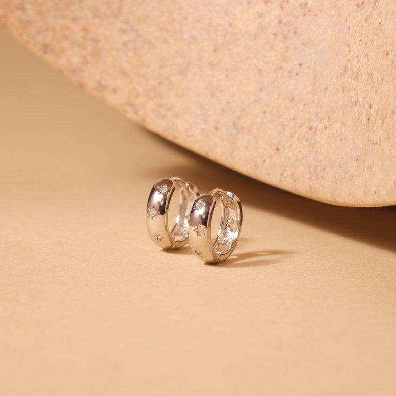 s925純銀鍍金星星耳扣 法式氣質 恆星耳環 鏤空設計簡約百搭耳圈 - 耳环/耳夹 - 银 金色