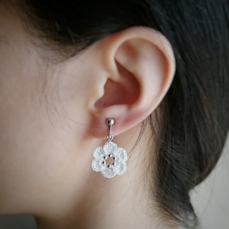 银珠小花 钩针编织 扁扁小花系列 - 耳环/耳夹 - 棉．麻 白色