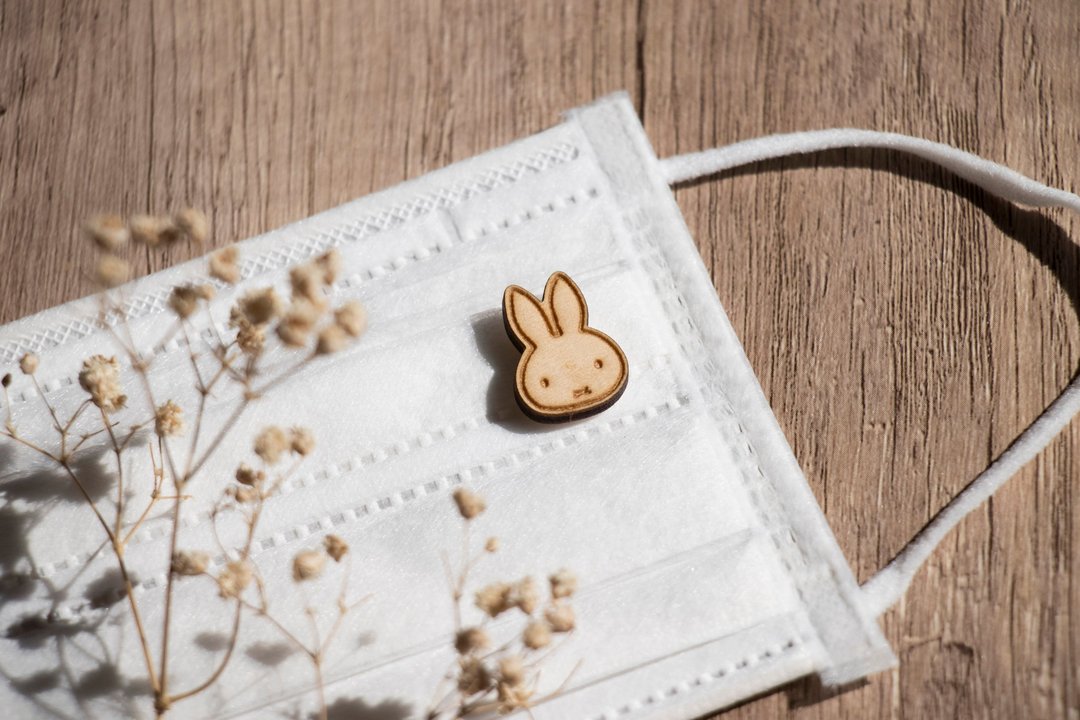 【Pinkoi x miffy】尖耳 miffy 香氛口罩扣 / 磁吸别针 - 胸针 - 木头 咖啡色