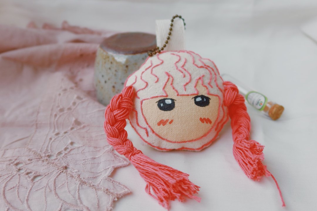 pigtail girl doll keychain - 吊饰 - 绣线 
